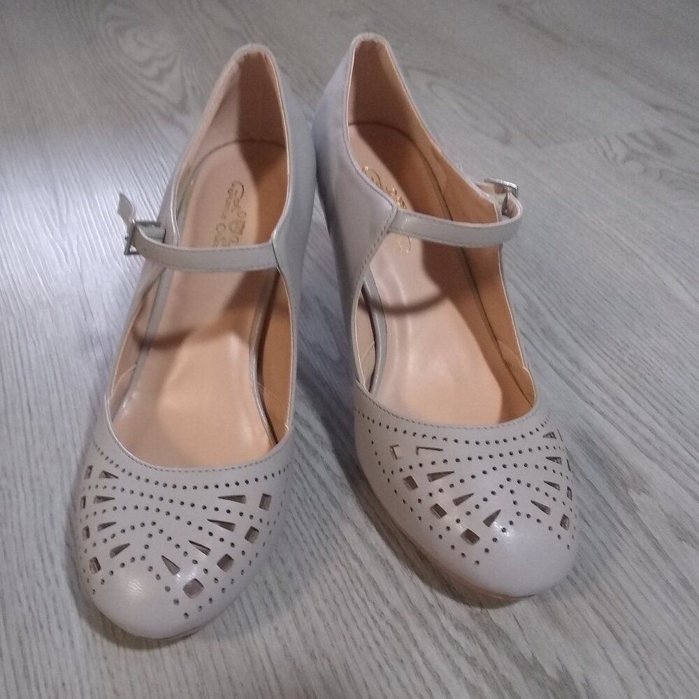 🖤 Journee Collection Elsa Buckle Pump – GREY (Size 7, NIB) Rare & Discontinued